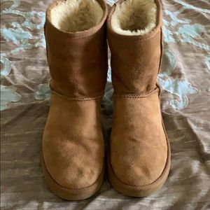 Short chestnut Ugg’s size 7
